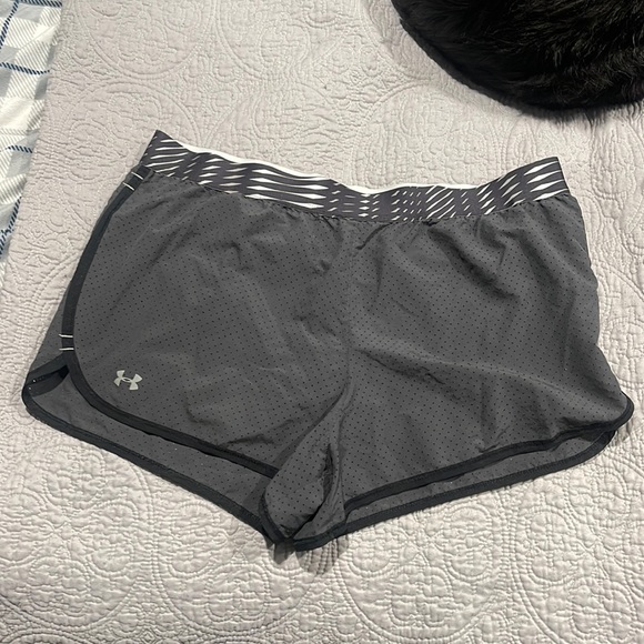 Under Armour running women’s short - Picture 1 of 2
